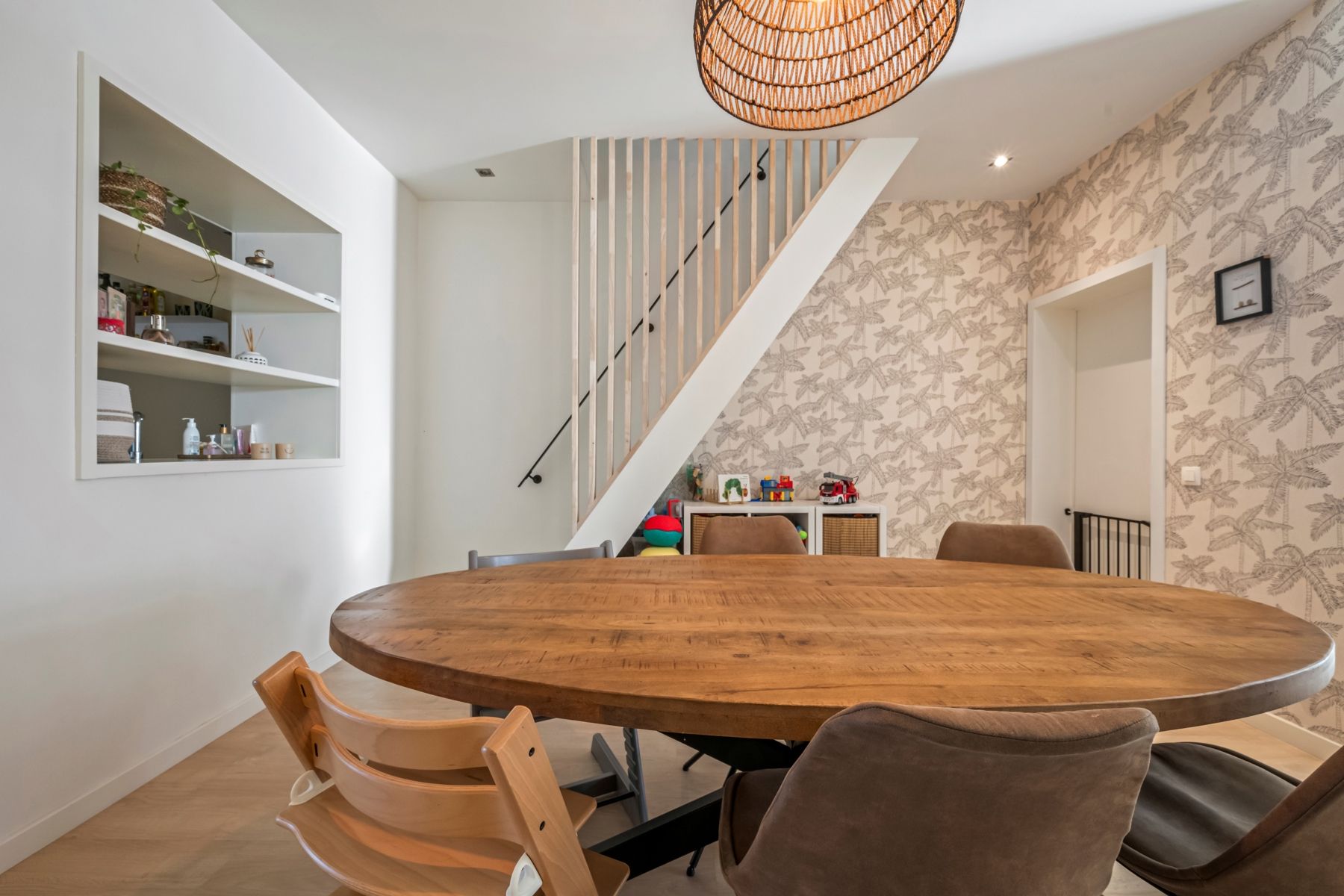 Smaakvol gerenoveerde woning in het hart van Assebroek foto 4
