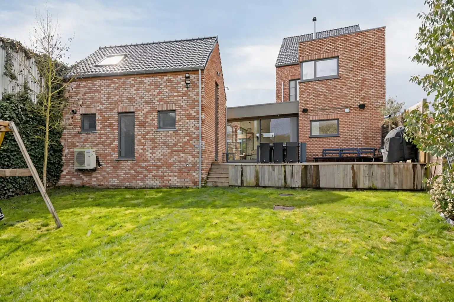 INSTAPKLARE WONING MET BIJGEBOUW EN RUIME GARAGE/LOODS  foto {{pictureIndex}}