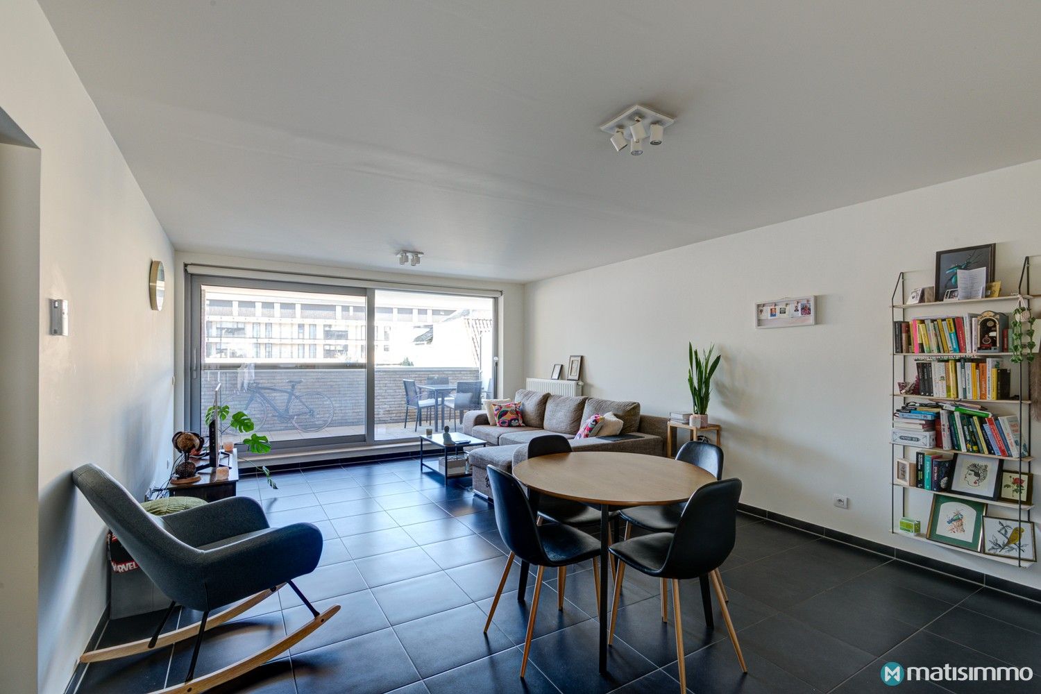 INSTAPKLAAR APPARTEMENT MET 2 SLAAPKAMERS EN AUTOSTAANPLAATS IN HET CENTRUM VAN BILZEN foto 3