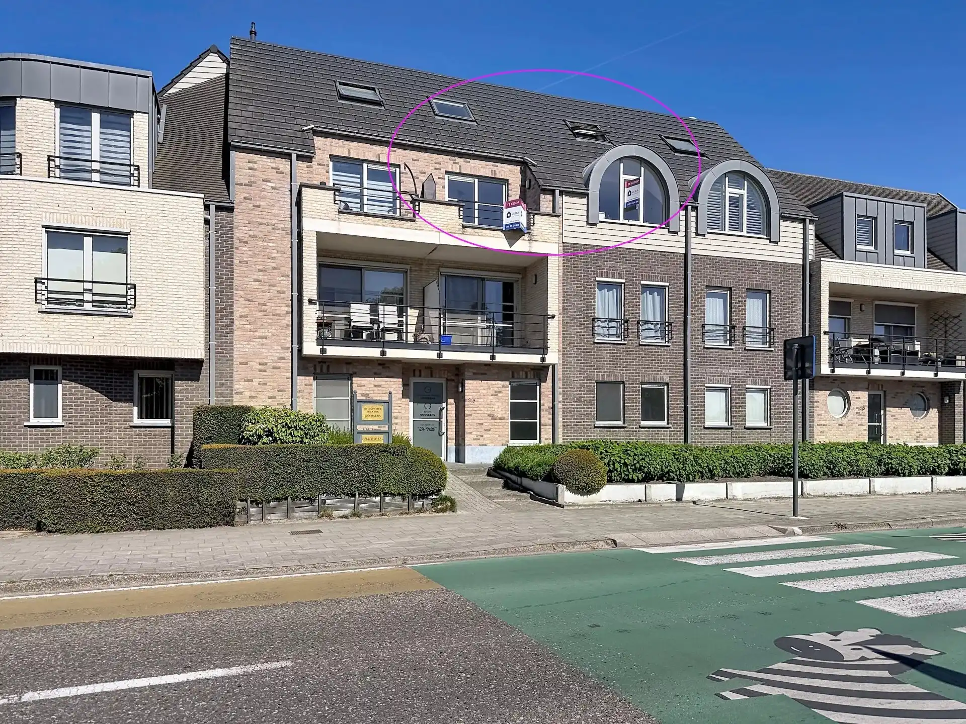 Duplex appartement met 2 slaapkamers, 2 terrassen en ondergrondse staanplaats en berging. foto {{pictureIndex}}