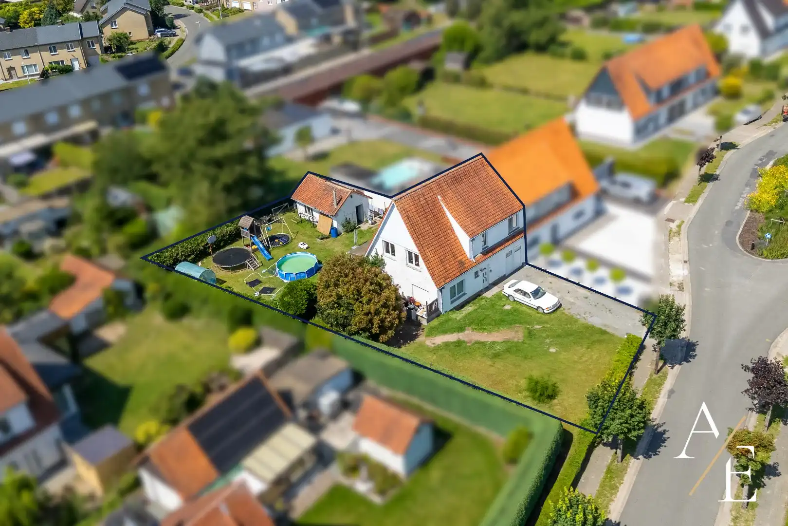 SCHELLEBELLE - Te renoveren halfopen woning met grote tuin! foto {{pictureIndex}}
