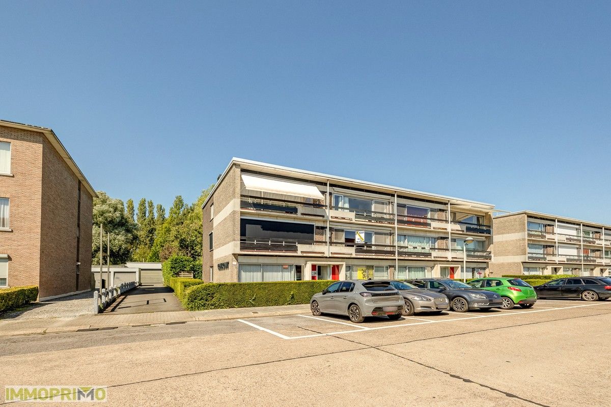 Vernieuwd en instapklaar appartement met 2 slaapkamers en garagebox. foto {{pictureIndex}}