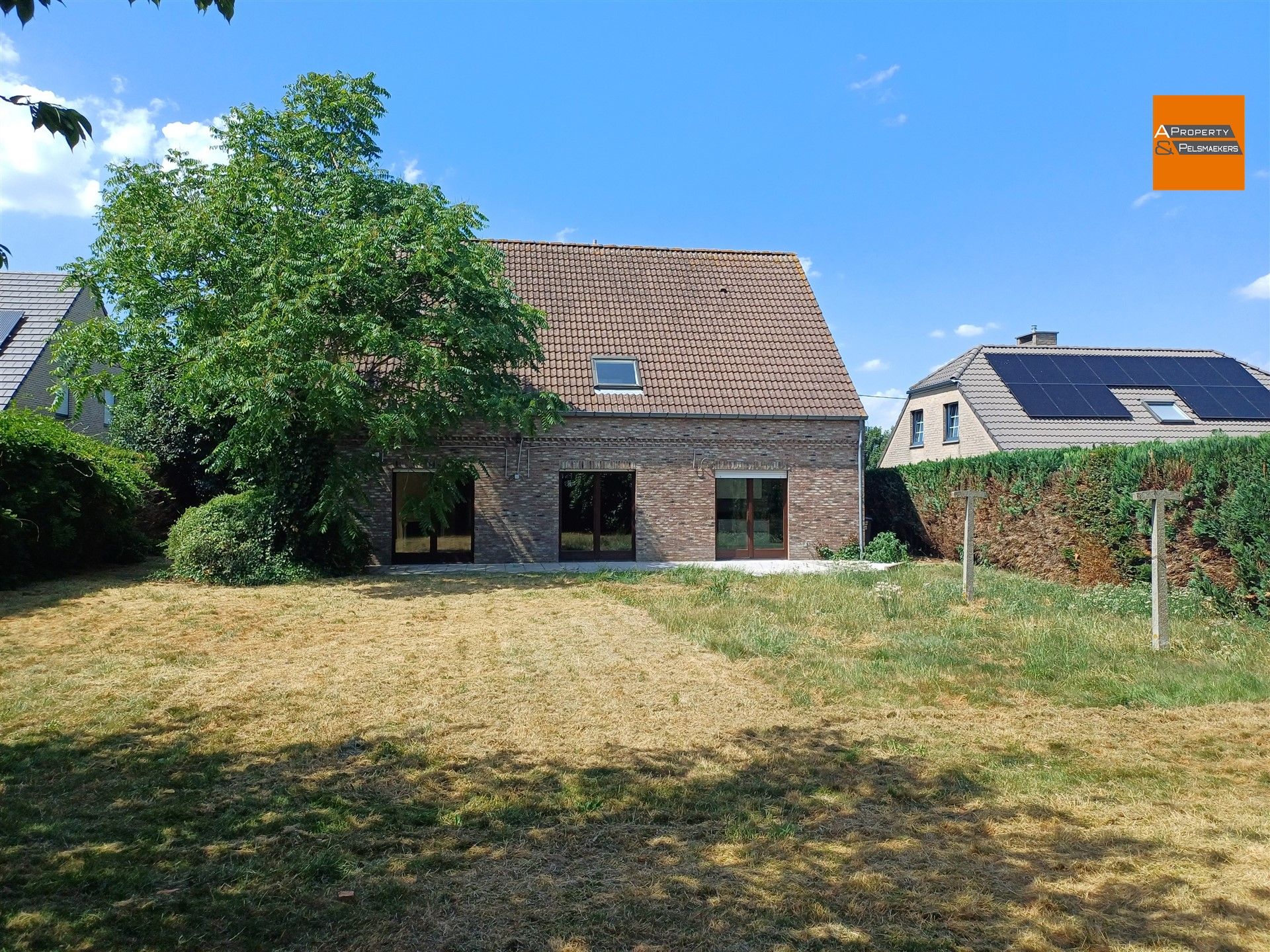 Ruime villa  met 5 slpk, garage en grote tuin foto 25