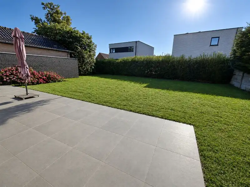 Instapklaar halfopen bebouwing met zonnig terras foto 11