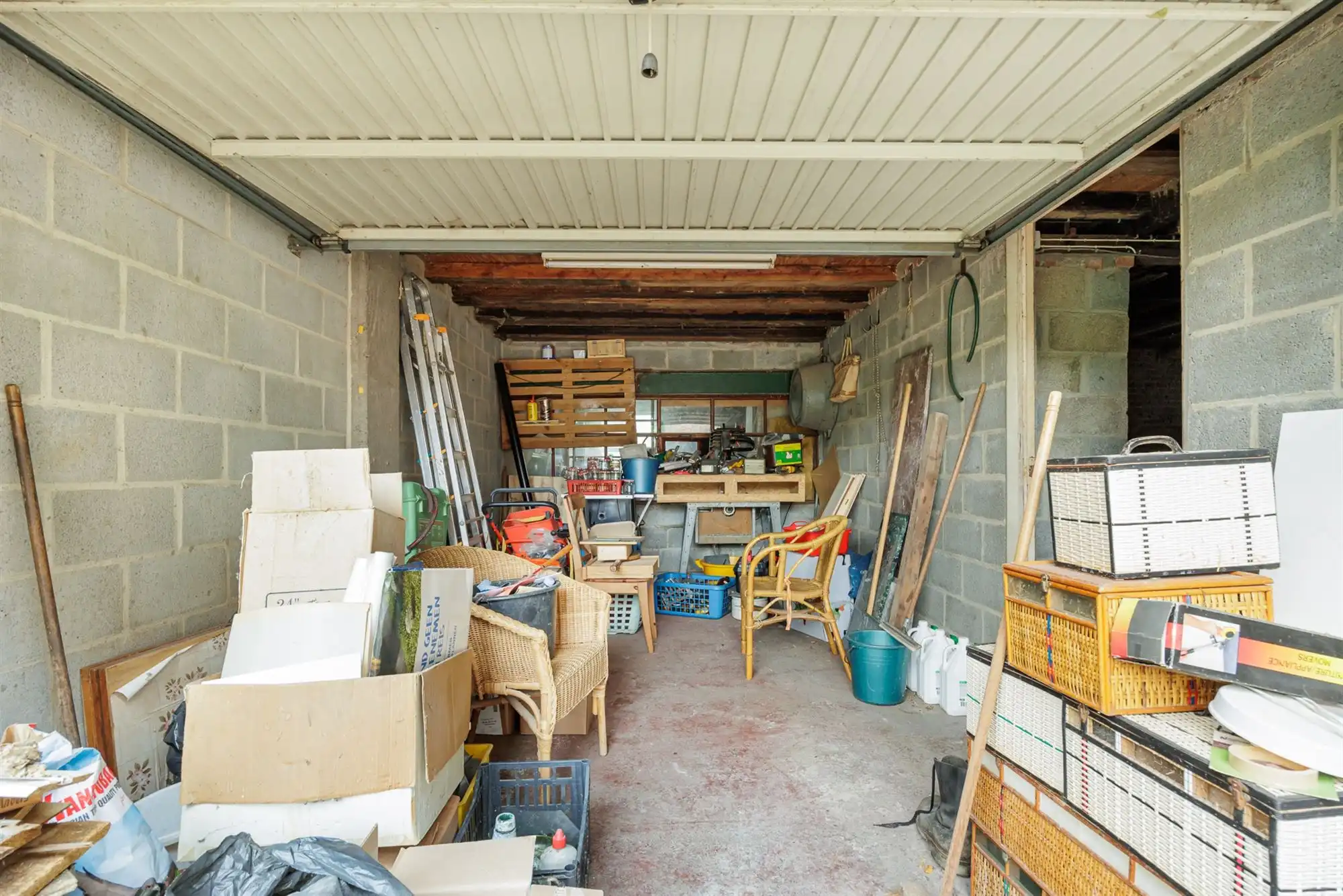 Te renoveren woning met garage, oprit en tuin foto 15