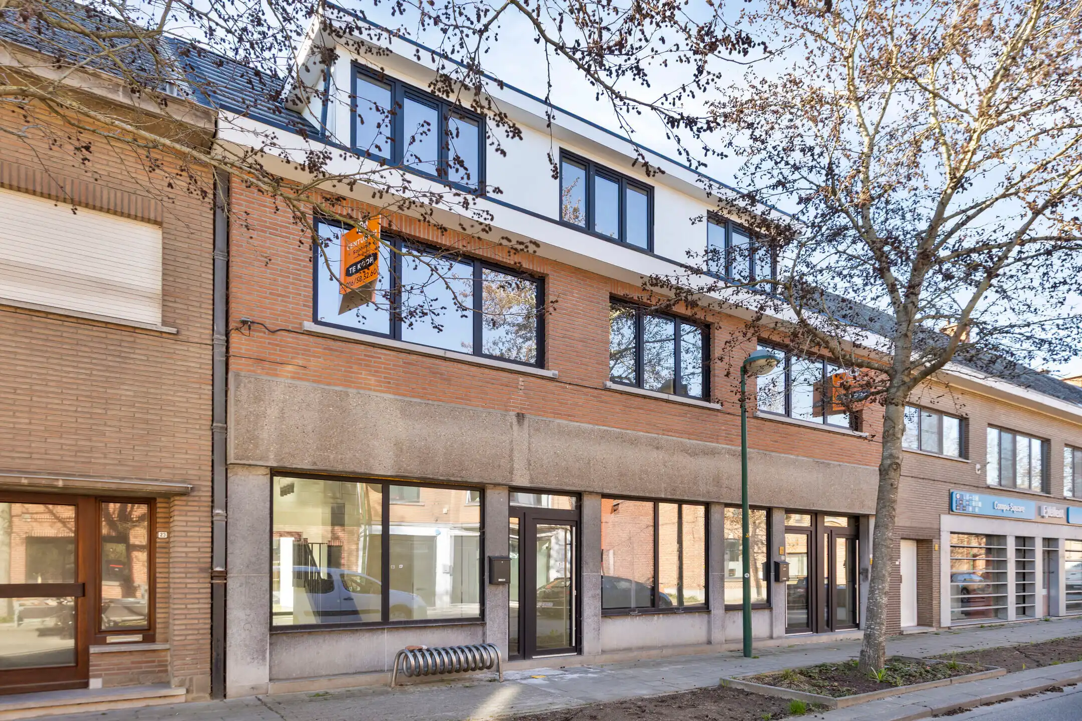 Woning met 4 slaapkamers, 2 badkamers en 2 autostaanplaatsen foto {{pictureIndex}}