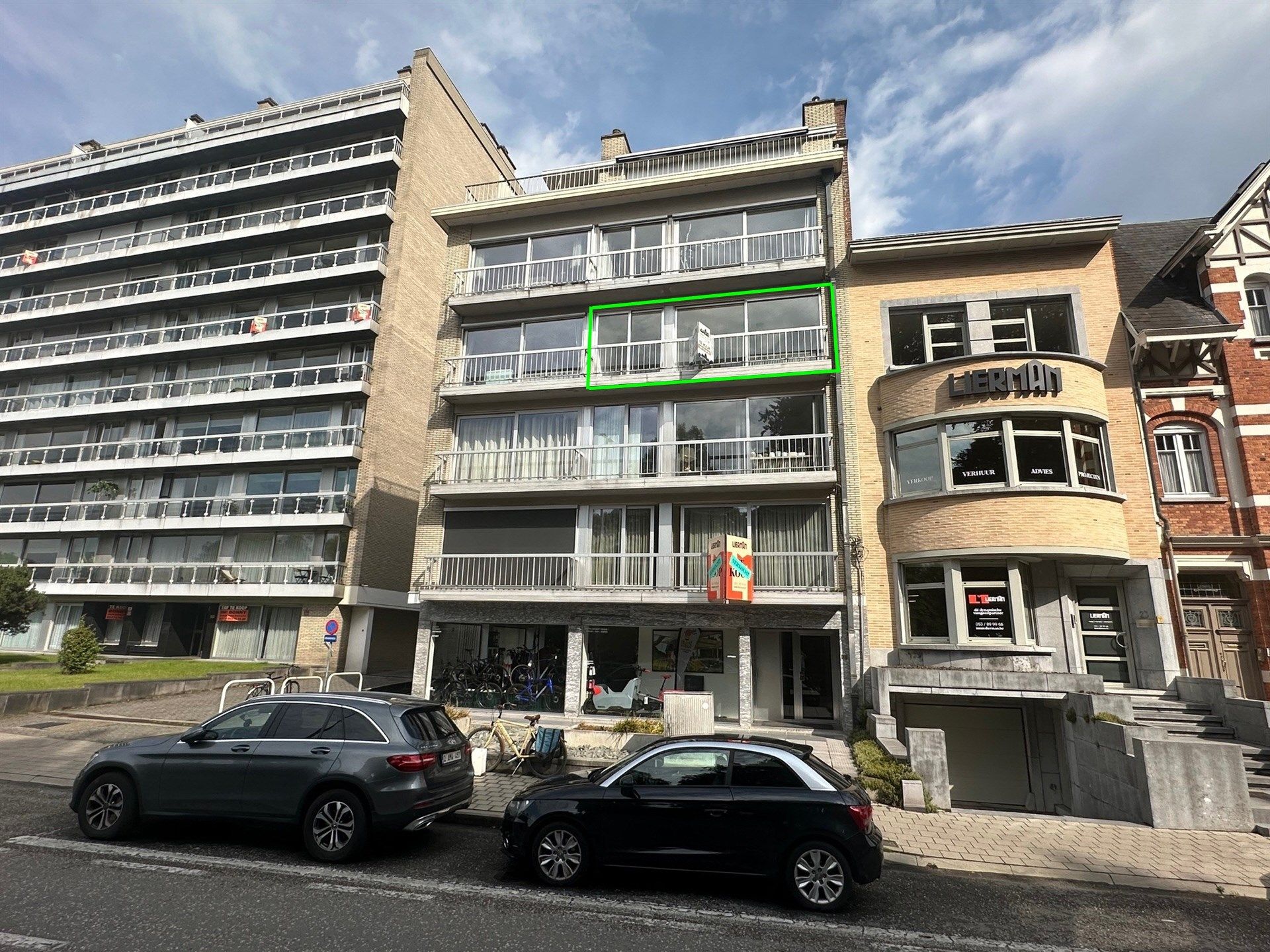 Appartement met 2 slaapkamers op het 3e verdiep met uitzicht over stadspark! foto {{pictureIndex}}