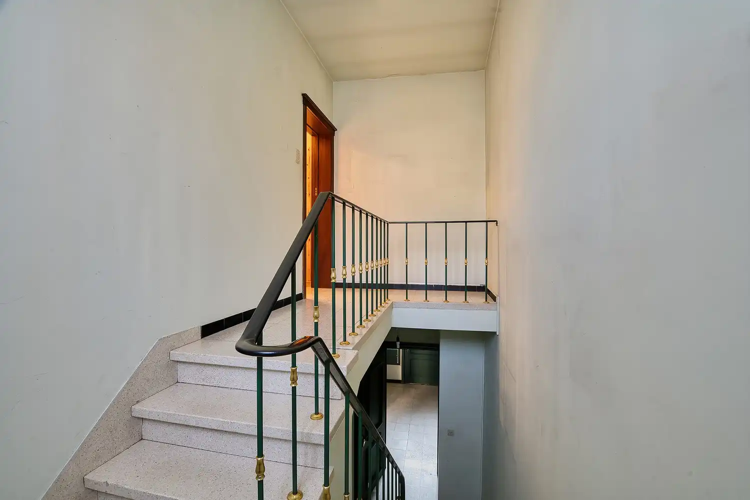 Hartje Brugge &nbsp;TOP &nbsp;TOERISTISCHE LIGGING , in de GOUDEN DRIEHOEK, Uitzonderlijk HANDELSPAND ( gevelbreedte 11 meter) &nbsp; &nbsp; &nbsp; &nbsp; &nbsp; &nbsp; &nbsp; &nbsp; &nbsp; &nbsp; &nbsp; &nbsp;&nbsp; LICHTRIJKE WINKELRUIMTE ,uitgevend op &nbsp;Exclusieve STADSPATIO met overdekte rondgang van 105m²+ GARAGE van 30 m² UNIEK&nbsp; IN BRUGGE op dergelijke ligging ! ERBOVEN lichtrijk ruim APPARTEMENT met zonneterras, foto 19