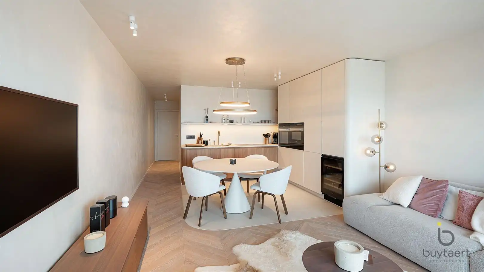 LUXUEUS GERENOVEERD & VOLLEDIG GEMEUBELD APPARTEMENT MET PANORAMISCH ZEEZICHT AAN HET RUBENSPLEIN!  foto 4