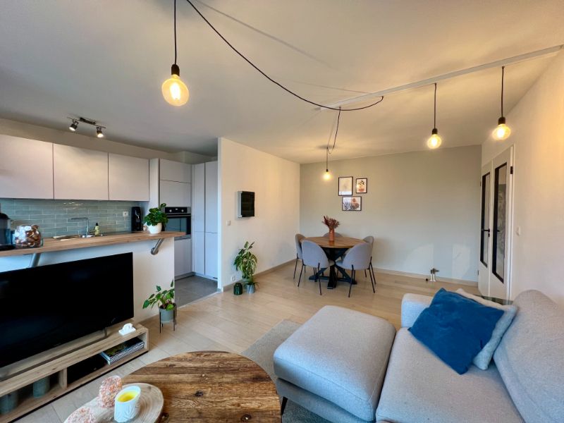 TRENDY GEMEUBELD APPARTEMENT MET ONDERGRONDSE AUTOSTAANPLAATS foto 2