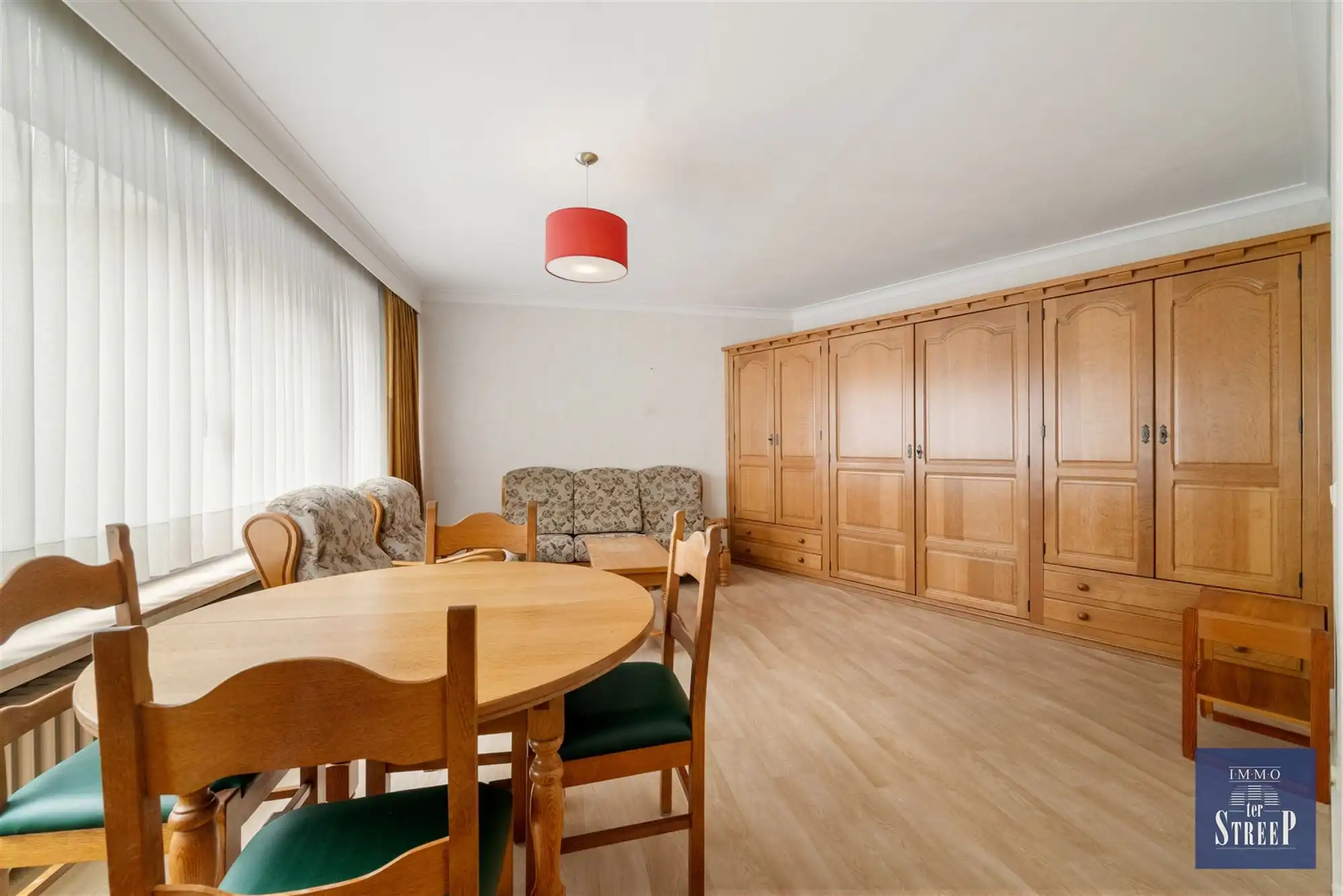 Lichtrijke studio met zijdelings zeezicht foto 5