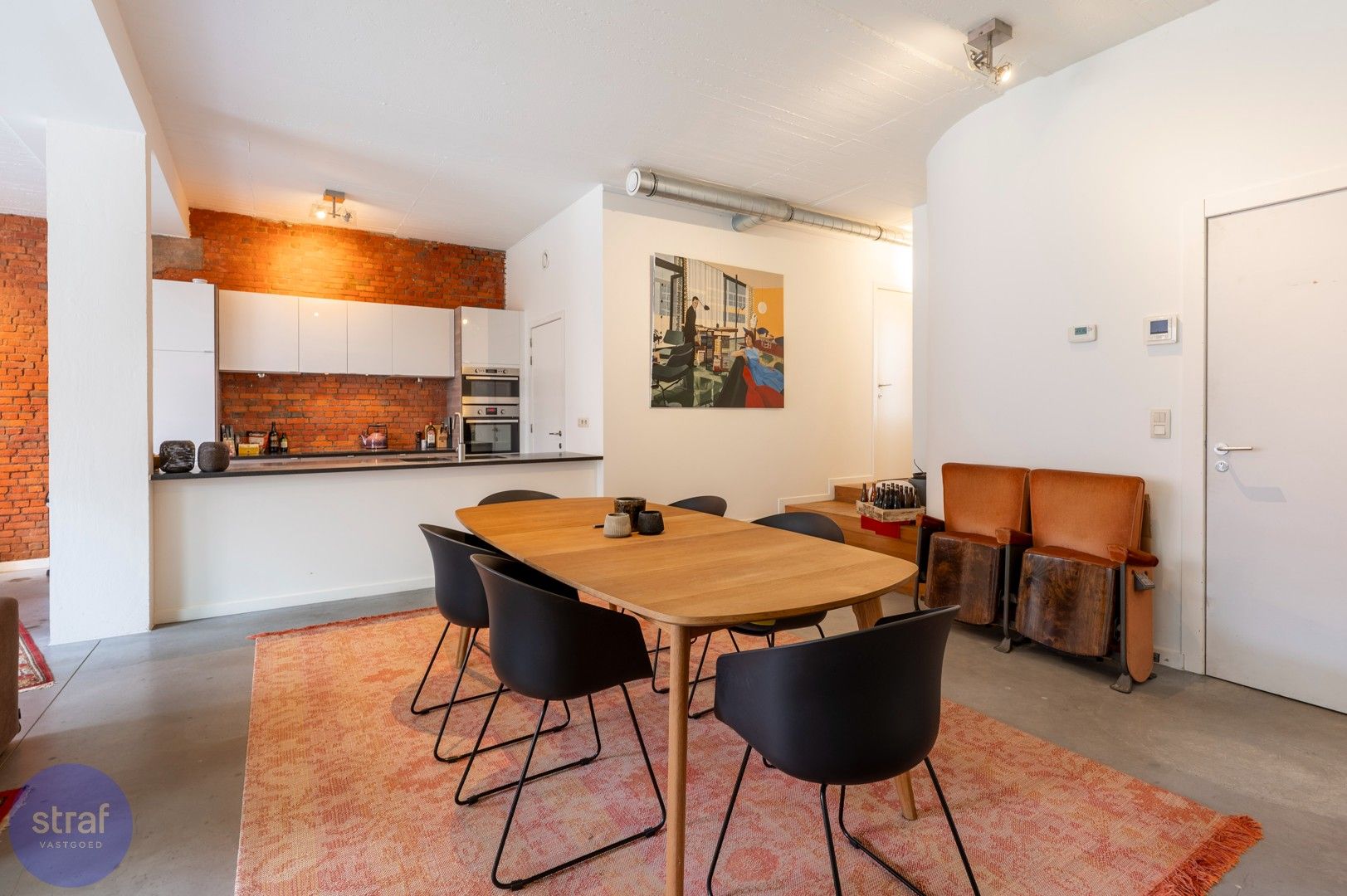 Moderne loft met open leefruimte en gezellige stadstuin in Berchem foto 8