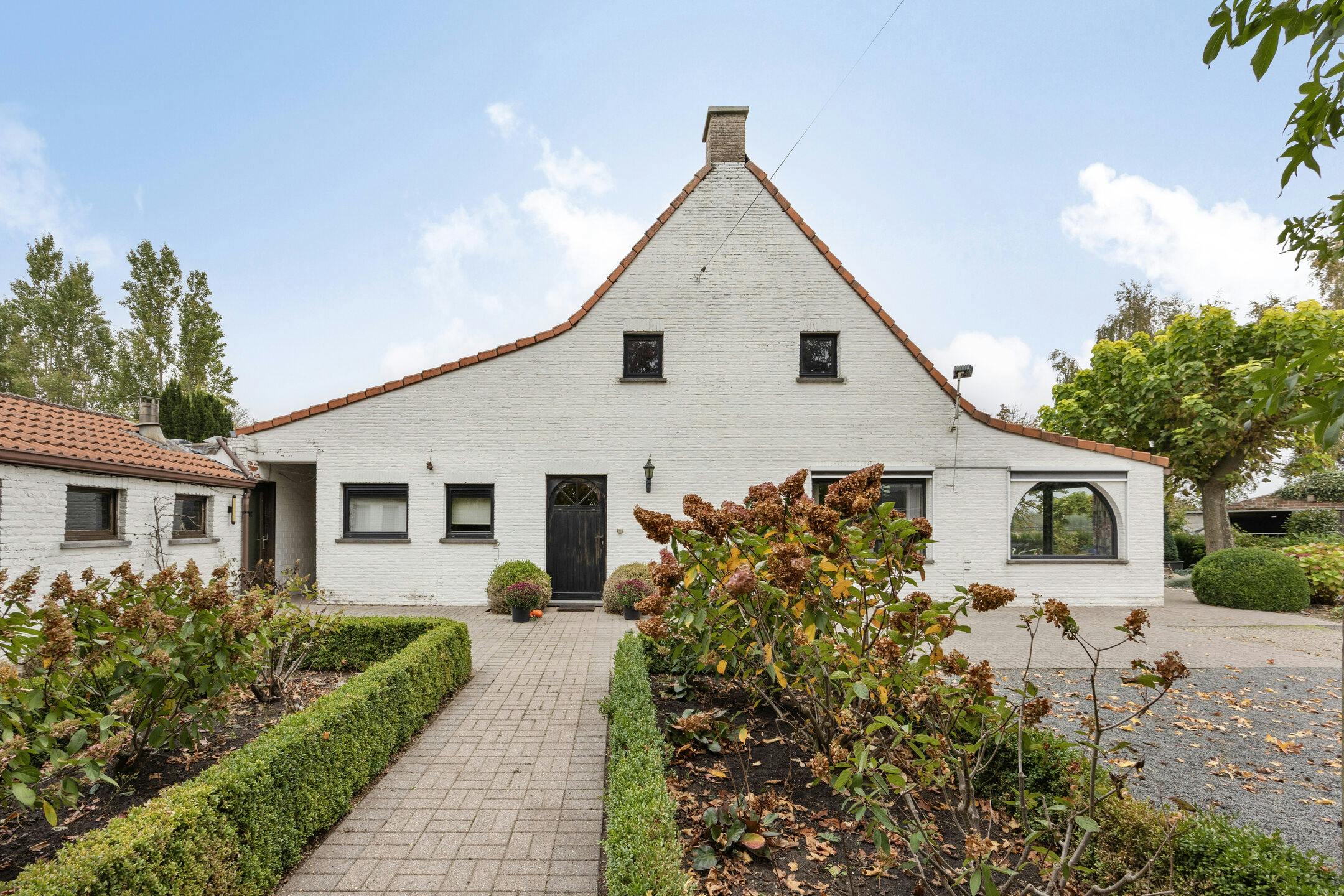 Te renoveren hoeve en bijgebouwen met charme en potentieel foto 2
