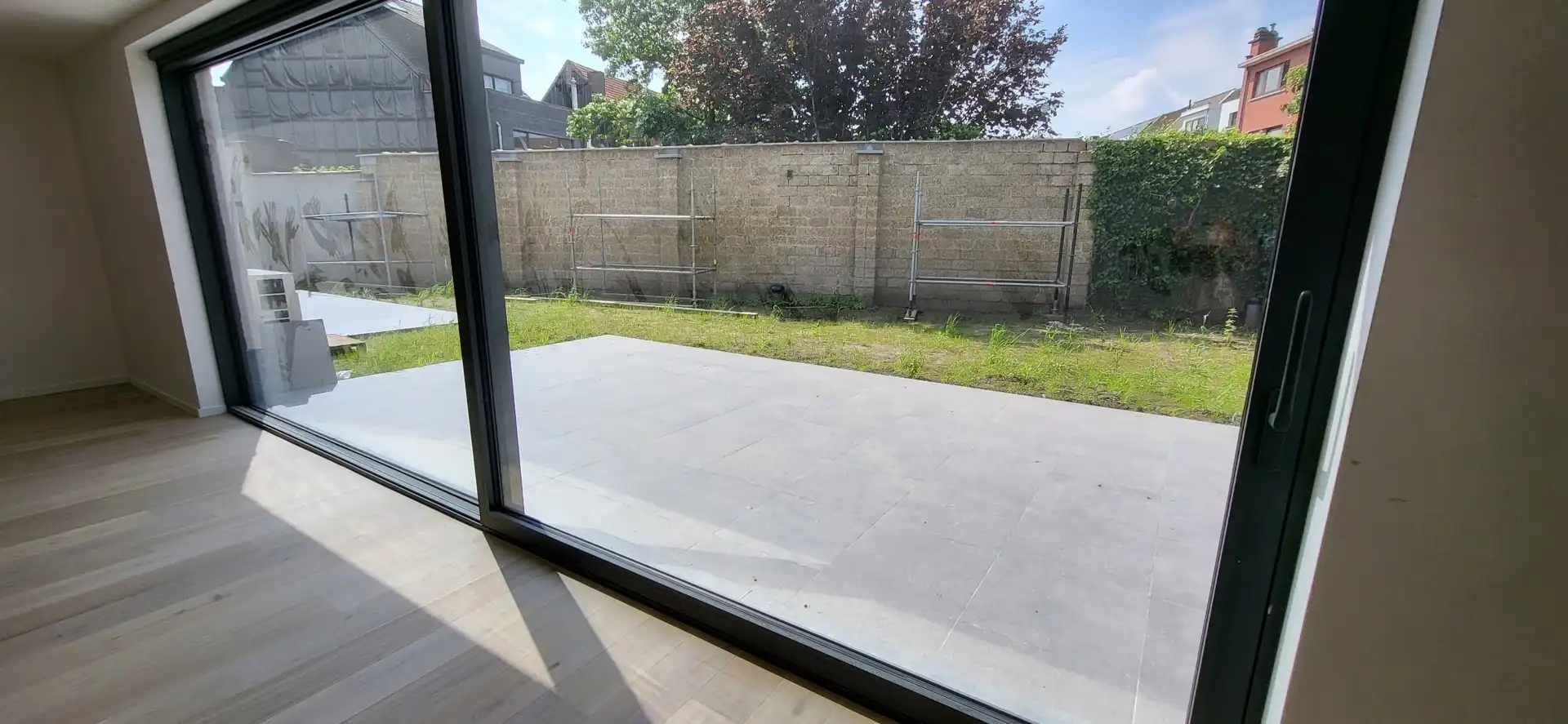 Instapklaar gelijkvloers appartement met 3 slaapkamers, dressing, 2 badkamers, ruim terras en tuin foto 8