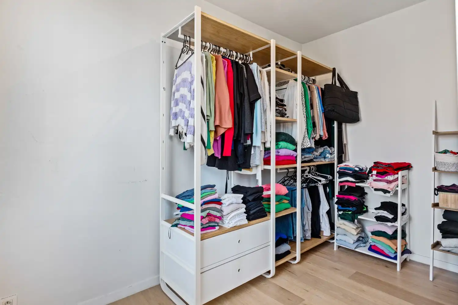 Charmant 2-slaapkamerappartement met terras in een rustige straat te Deurne foto 15