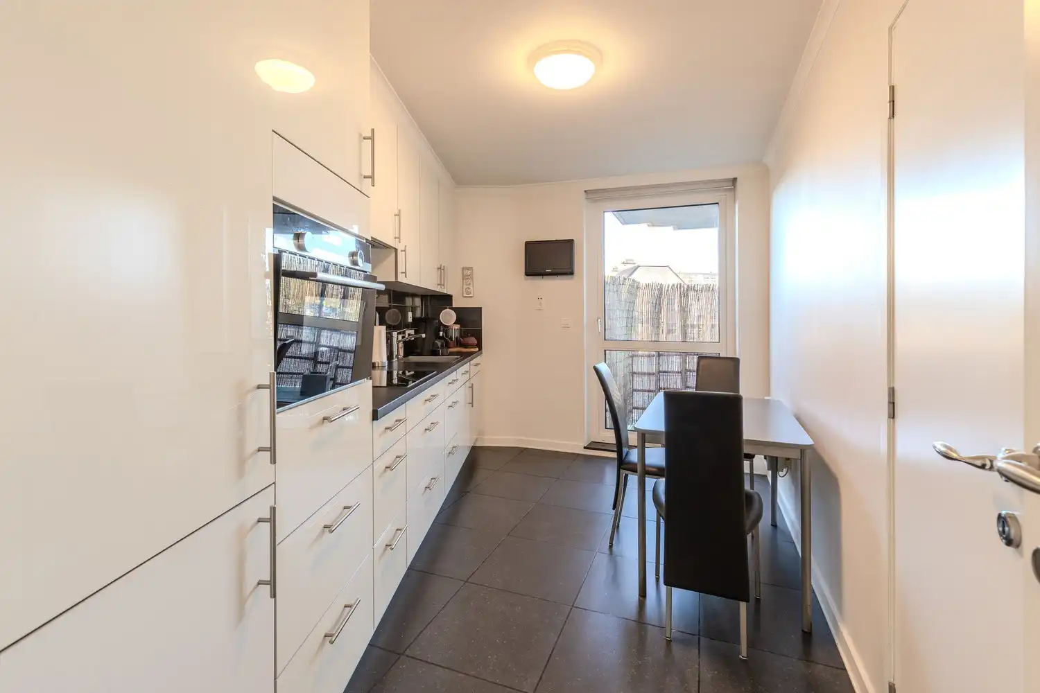 Instapklaar appartement met terras in hartje Lanaken foto 17