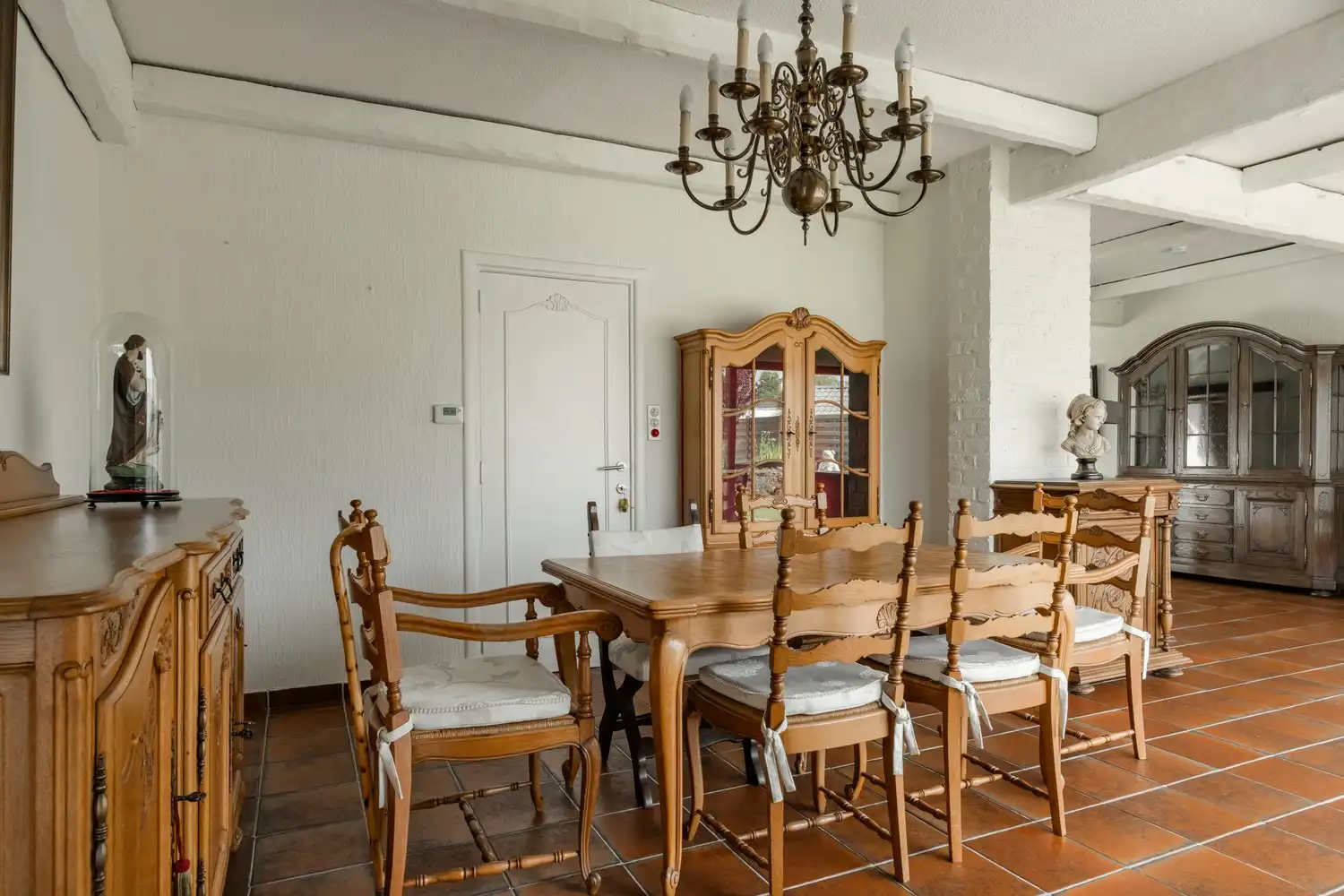 Charmante op te frissen woning van 187 m² op een toplocatie in Pelt! foto 12