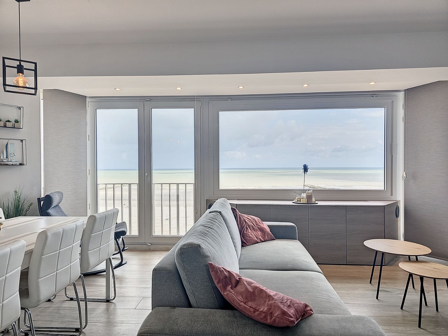 Prachtig gerenoveerd 3  slaapkamer appartement met frontaal zeezicht te Nieuwpoort-Bad foto {{pictureIndex}}