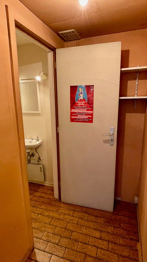 HANDELSPAND MET RUIME KELDER GELEGEN IN DE DRUKSTE WINKELSTRAAT VAN SINT-TRUIDEN foto 10