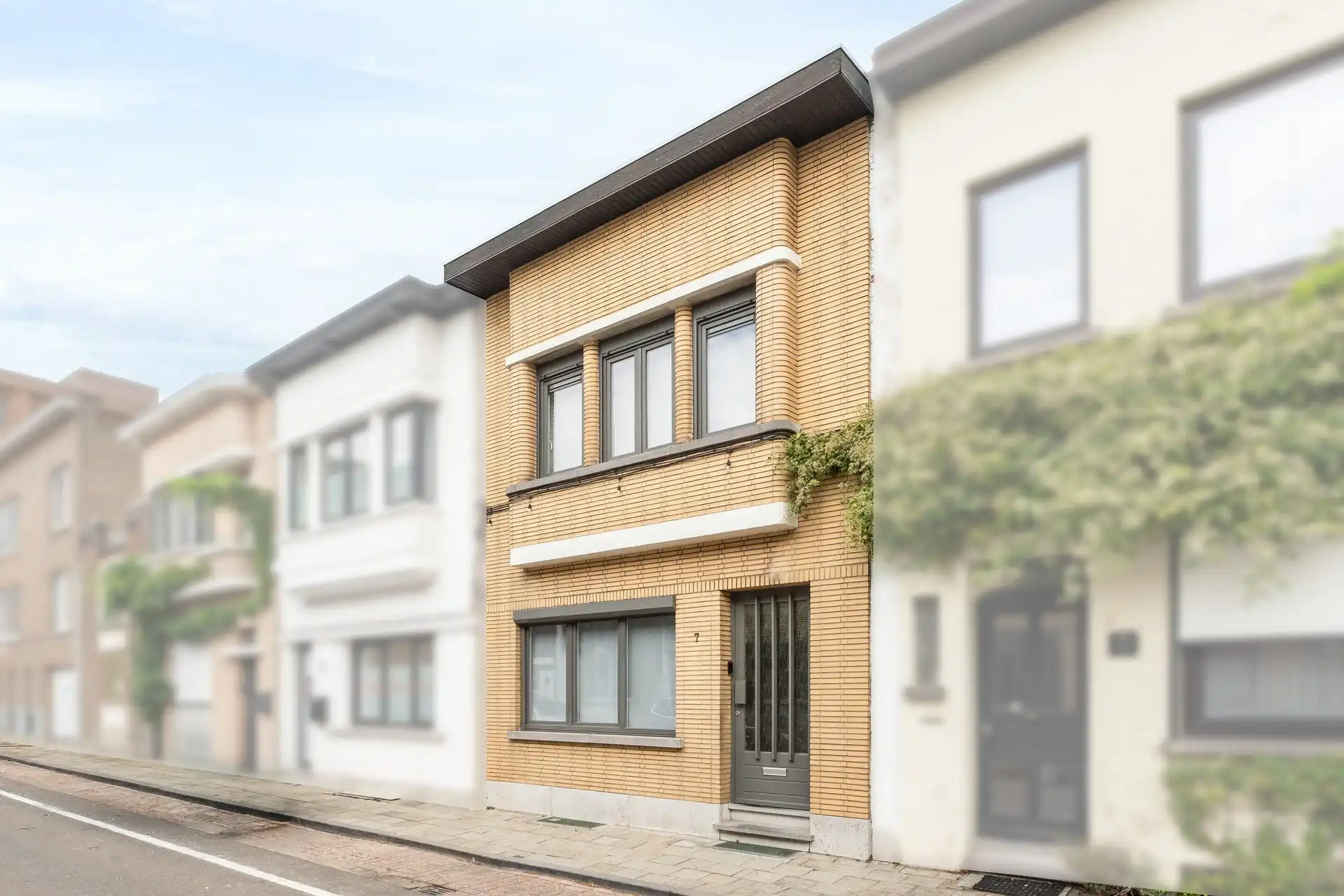 Instapklare eengezinswoning met 3 slaapkamers, 2 badkamers en gezellige stadstuin. foto {{pictureIndex}}