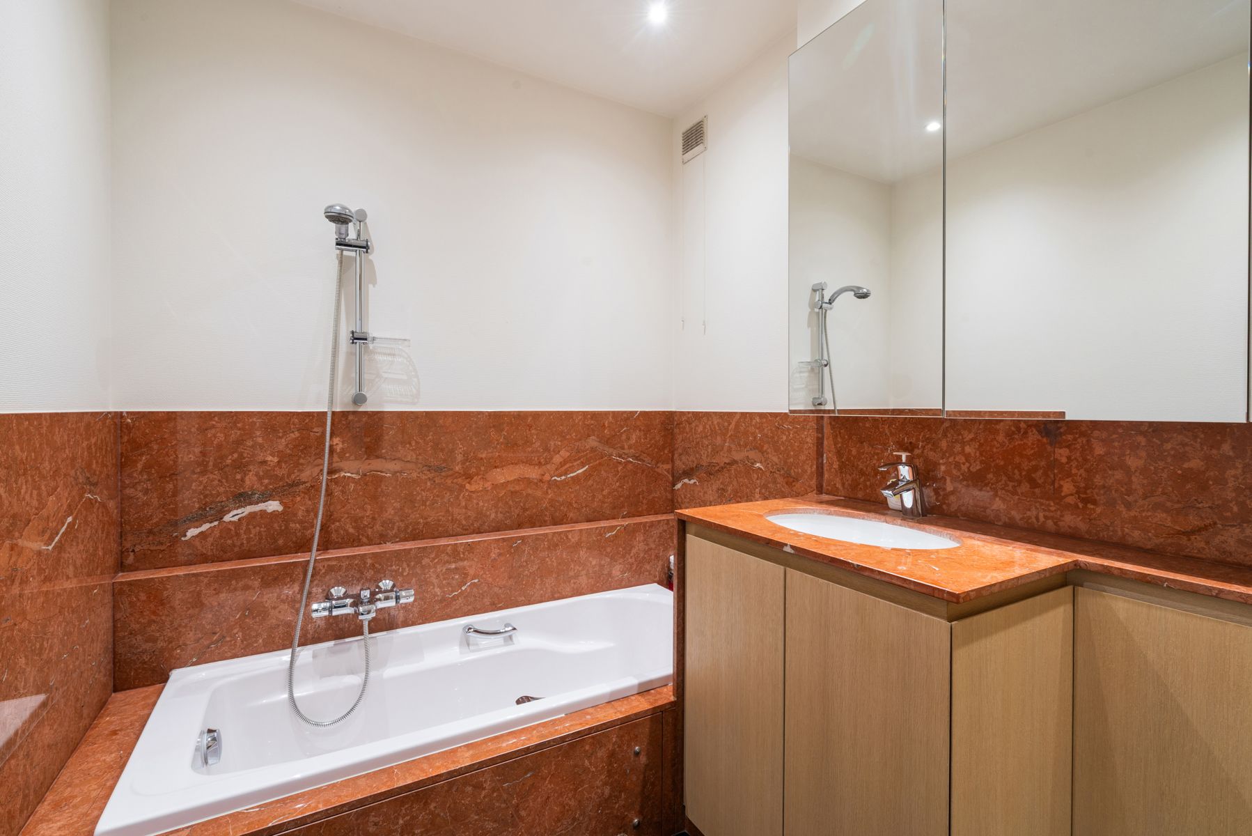 Ruime en instapklare woning aan de stadsrand: Geraardsbergen foto 7