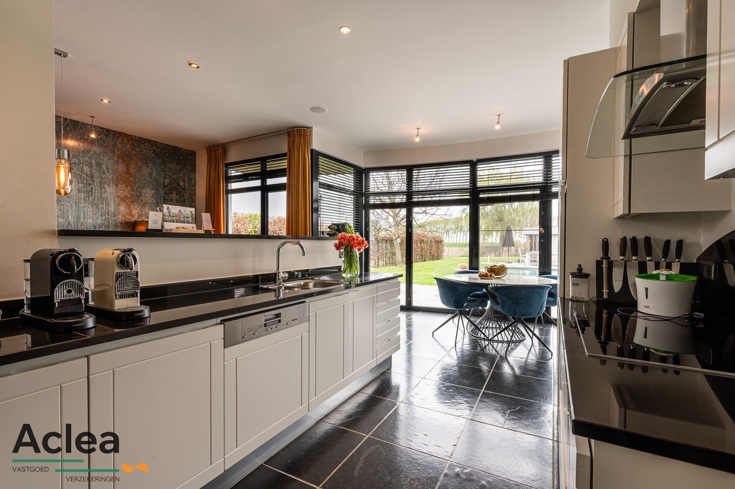 Moderne instapklare villa met zwembad en poolhouse foto 15