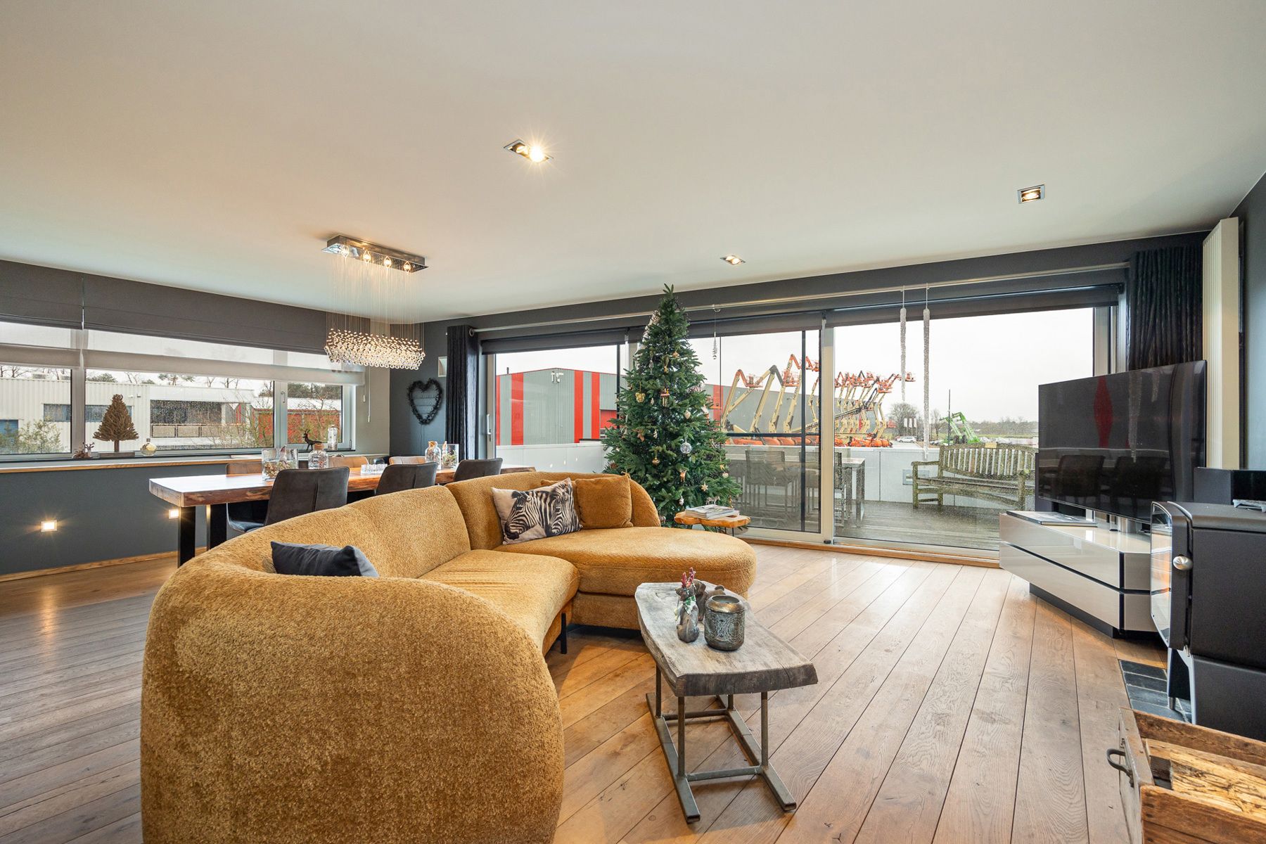 Industrieel pand met magazijn, appartement en lounge in tuin foto 18