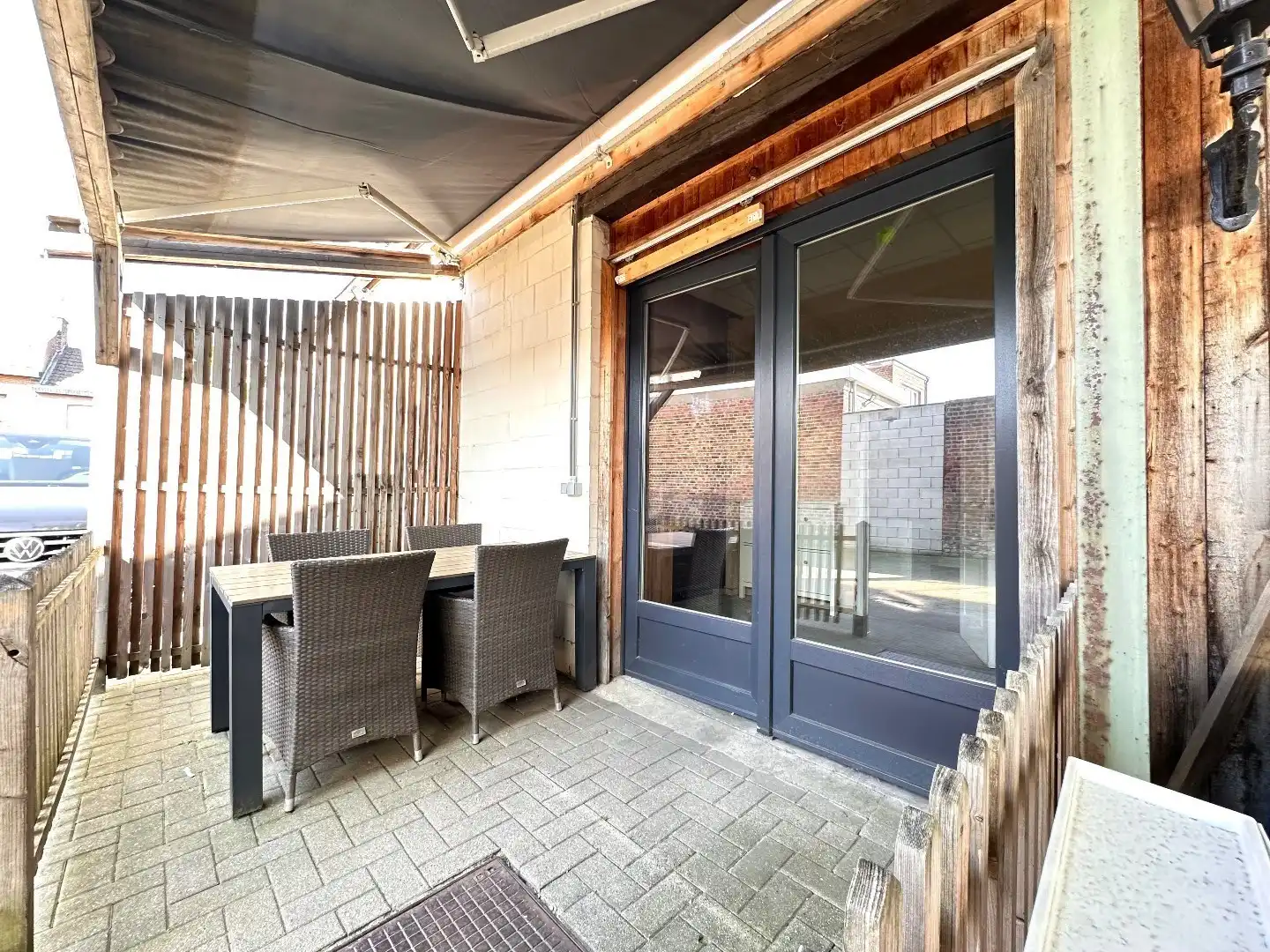 Ruim handelspand met magazijnen, loods, bureelruimte en grote tuin foto 10