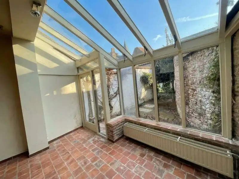 In één van de mooiste straten van Brugge centrum, vlakbij alle winkels CHARMANT ENERGIEZUINIG LICHTRIJK WOONHUIS met stadsTUINTJE, 3 SLAAPKAMERS, 2 BADKAMERS , Mogelijkheid om GARAGE bij te kopen foto 2