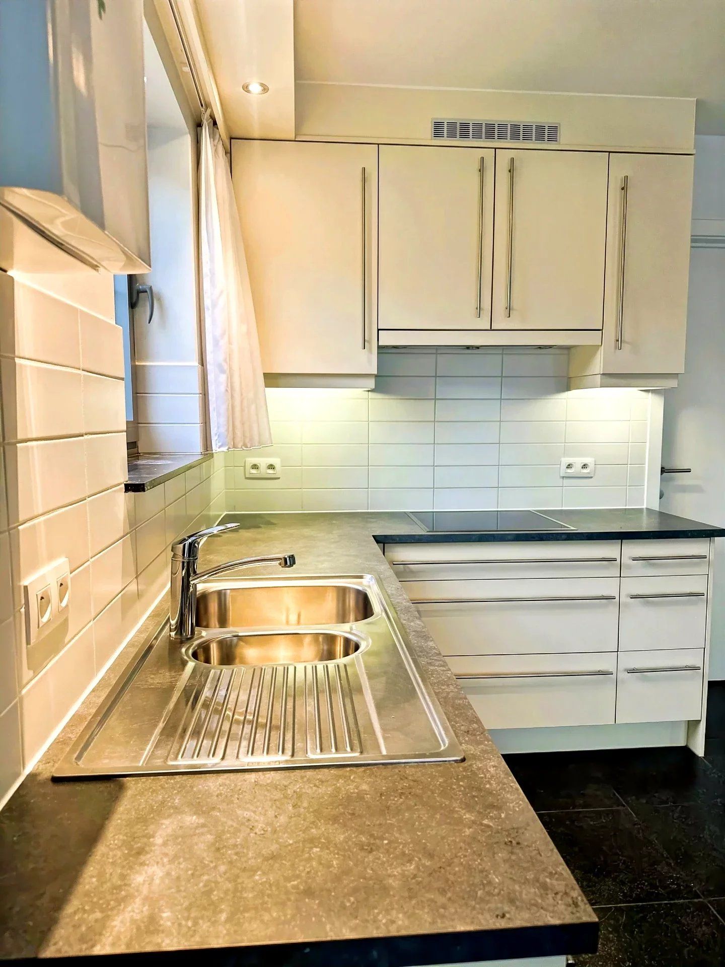 Zeer ruim instapklaar appartement met open uitzicht – 2 slpk – groot terras – garagebox + berging foto 6