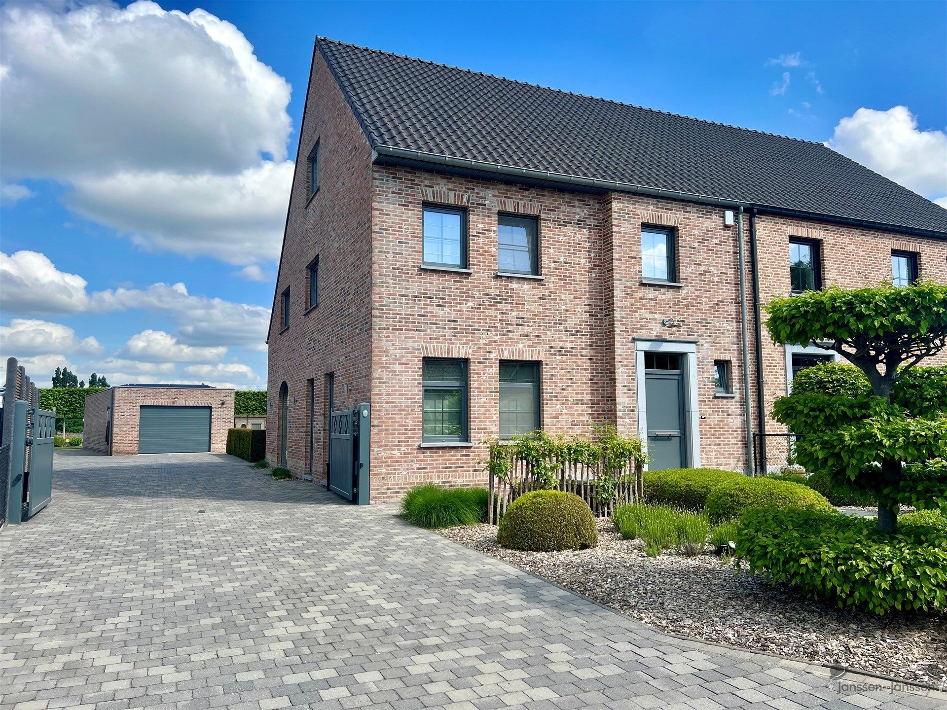 Instapklare gezinswoning 5+ slpk, dubbele garage & EPC A foto {{pictureIndex}}
