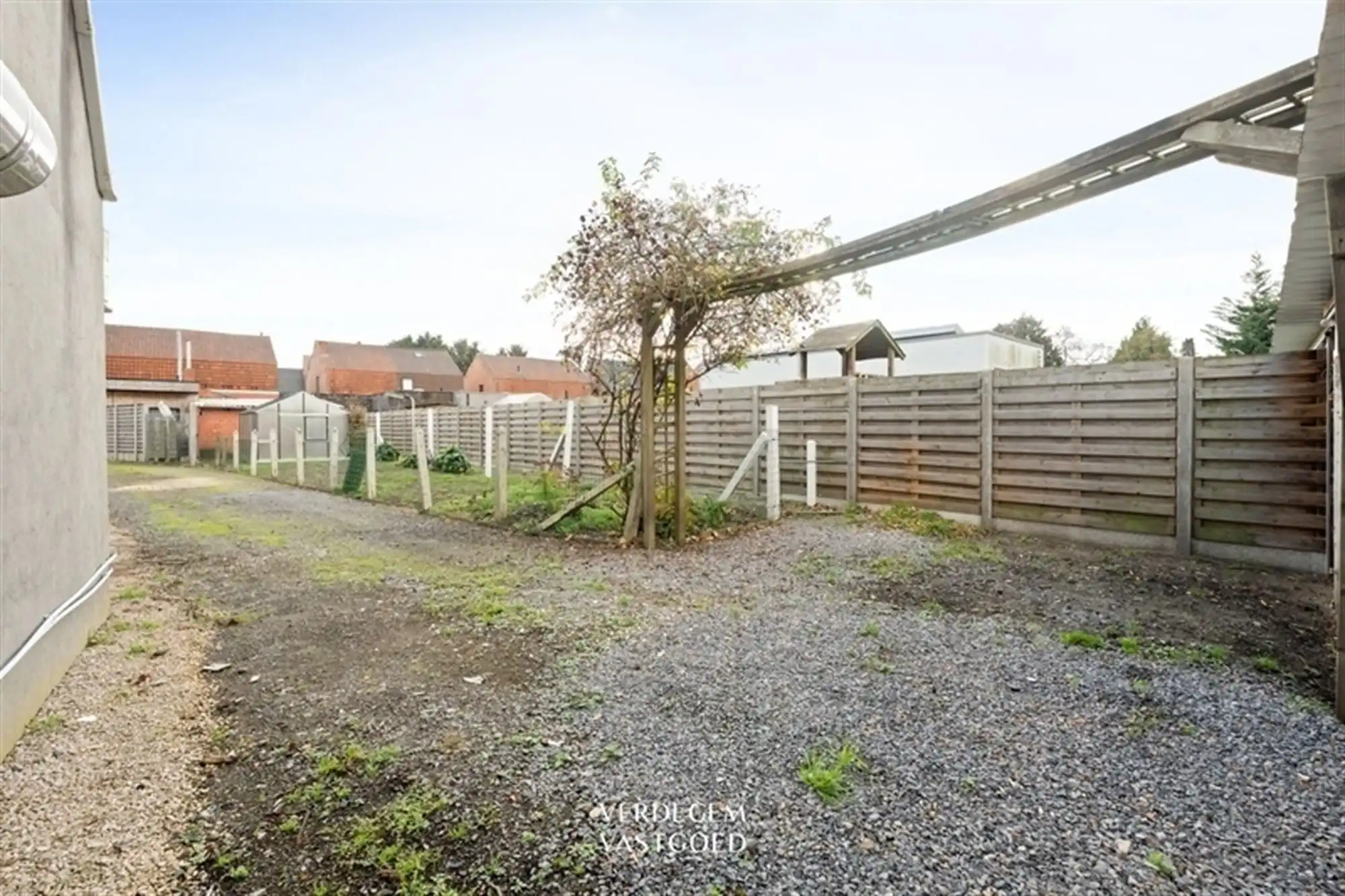 Halfopen woning met 2 slaapkamers, tuin en oprit naar achterliggende garage foto 16