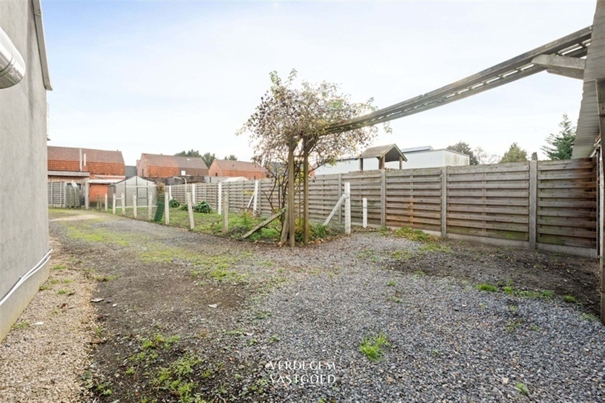 Halfopen woning met 2 slaapkamers, tuin en oprit naar achterliggende garage foto 16