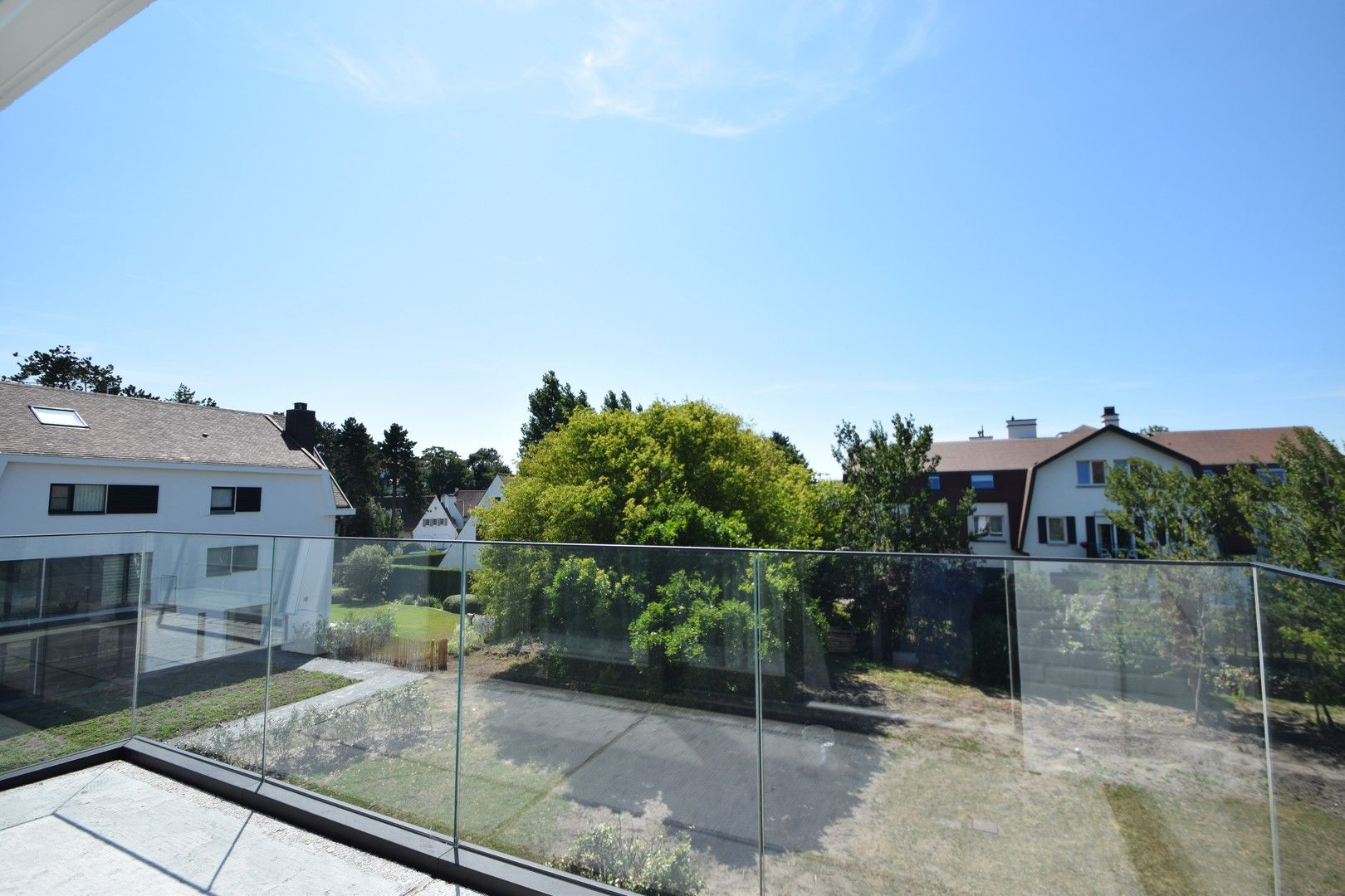 Zonnig gerenoveerd appartement met zuidwest gericht terras en open zicht op wandelafstand van het strand in hartje Zoute. foto 9