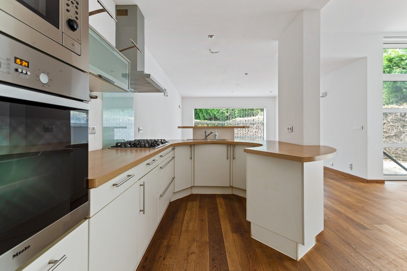 Ruime, instapklare woning met 3 slpk., dubbele garage en tuin foto 7