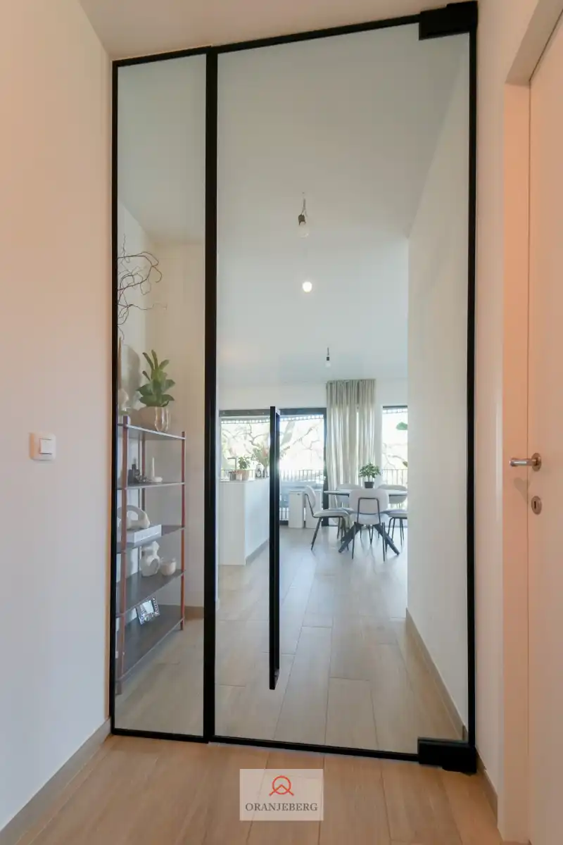 Modern appartement met staanplaats in groene parktuin foto 8