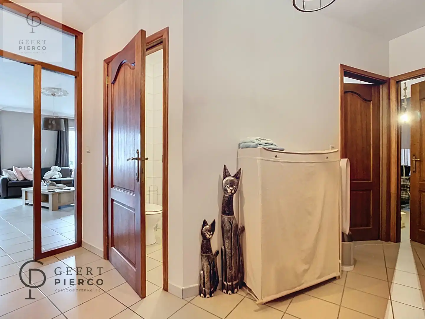 Aan Sint-Anneke 26 bus 101 te Sint-Truiden treffen we dit ruime appartement met drie slaapkamers, twee badkamers en kelder. De centrale ligging (200m van Grote Markt) zorgt voor een optimaal bereik van winkels, station, scholen en eveneens de groene omgeving van de stadsvesten en het stadspark. foto 3