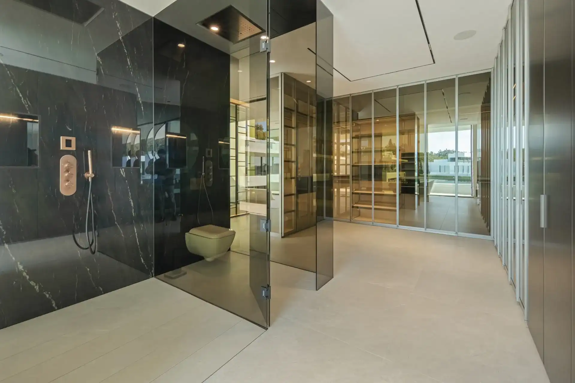 Exclusieve villa met resortgevoel in het meest prestigieuze deel van Marbella foto 22