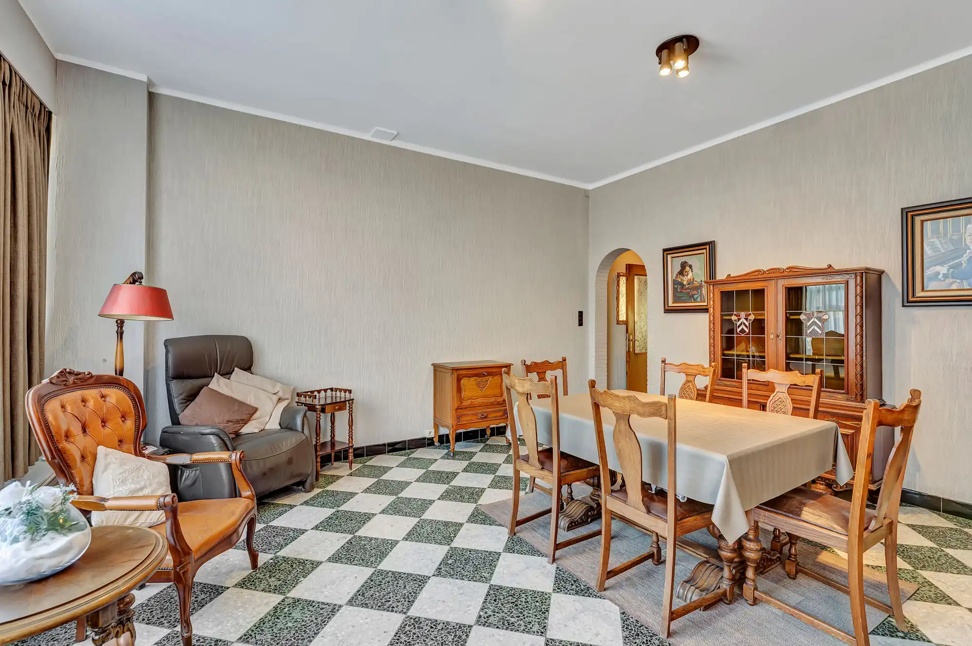 Goed onderhouden, robuuste woning met garage foto 2