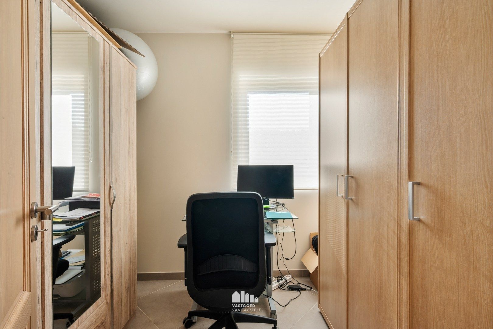 Goed onderhouden villa met grote tuin en twee garages op centrale ligging.   foto 18