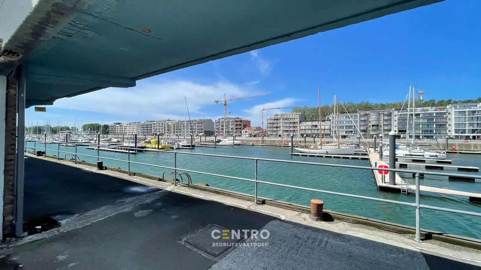 Ruim casco handelsruimte met zicht op de jachthaven van Zeebrugge foto 6