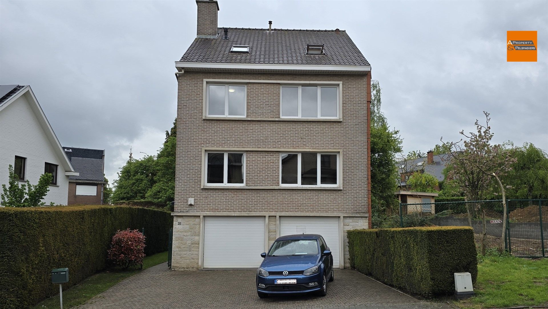 Ruime en instapklare bel-étagewoning met 7 slaapkamers en tuin op toplocatie in Kraainem foto {{pictureIndex}}