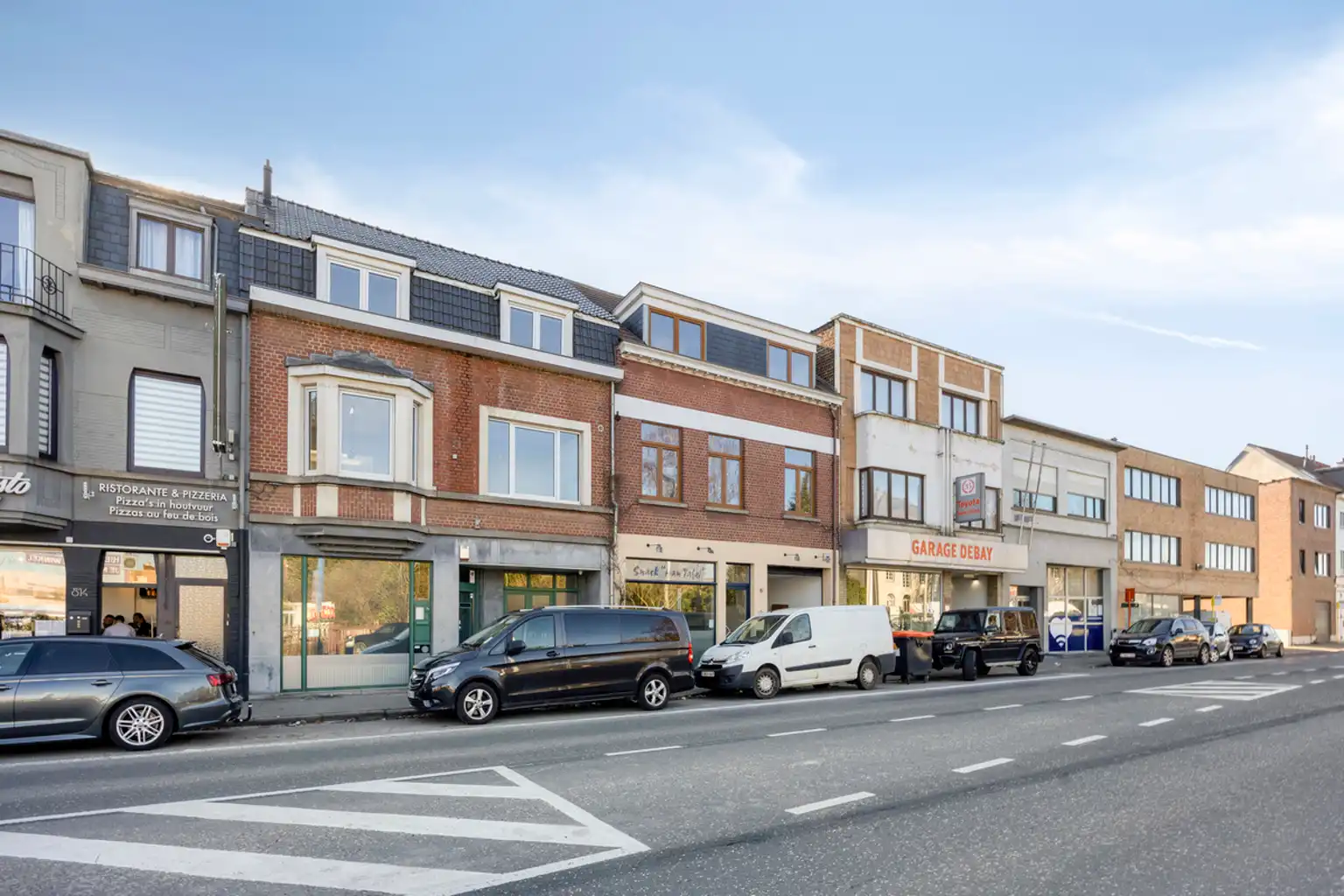 Uitstekend gelegen handelshuis met duplexwoonst  foto {{pictureIndex}}