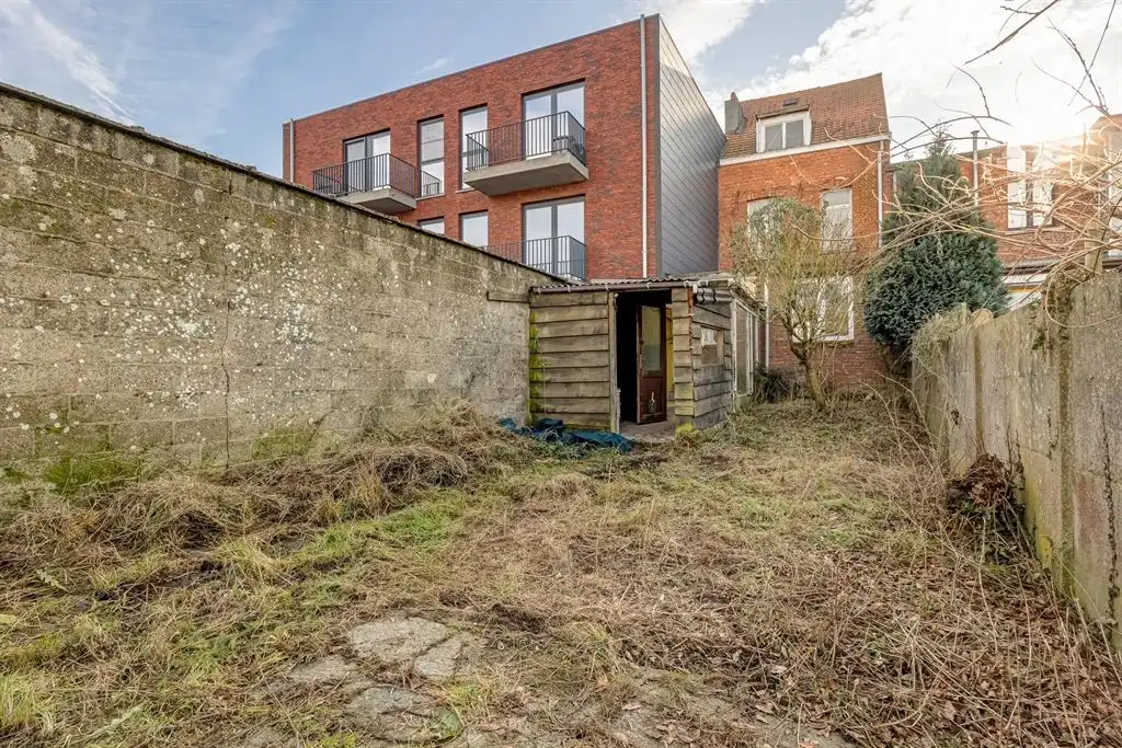 Te renoveren woning met grote tuin foto 8