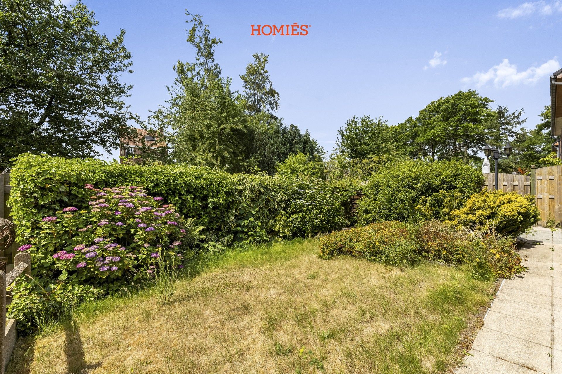 Te renoveren woning met veel potentieel foto 9