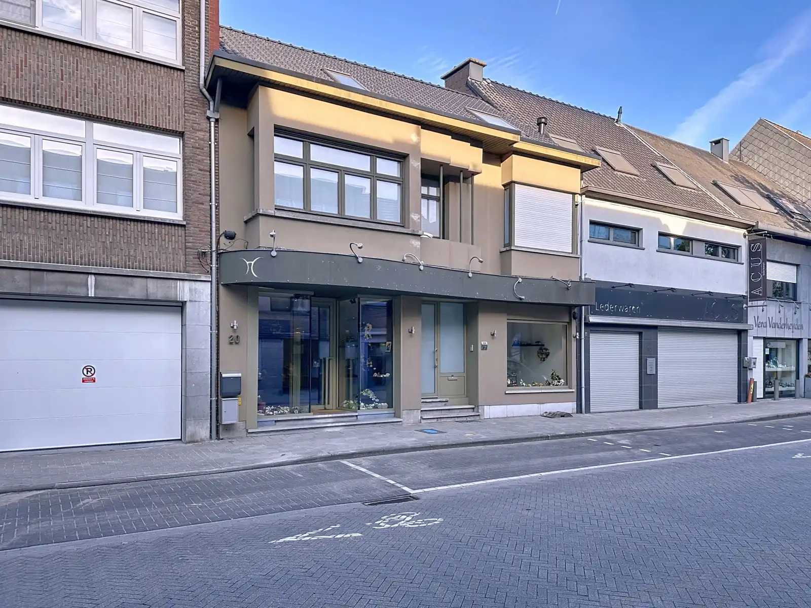 Commercieel pand met uitstekende visibiliteit in centrum Aartselaar foto 8