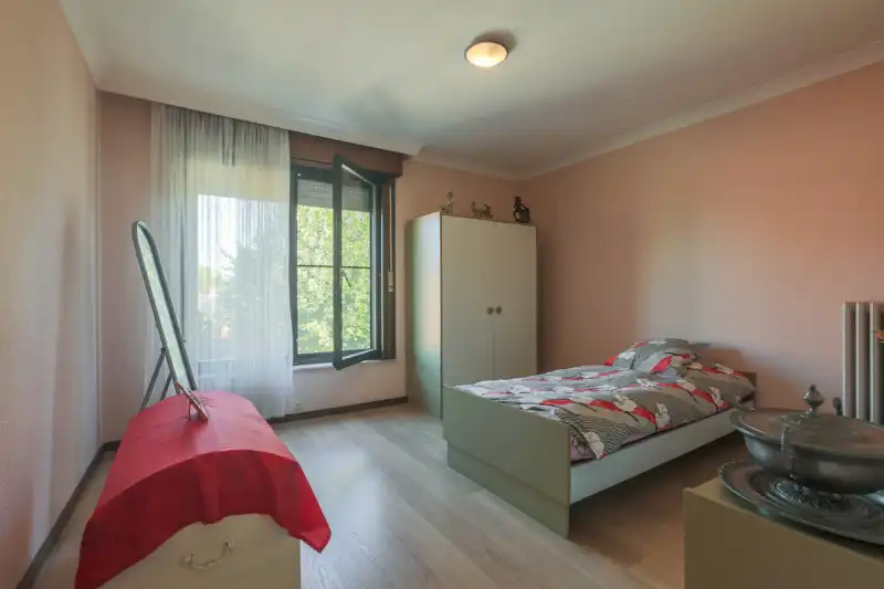 Verzorgde halfopen woning met 3 slaapkamers, tuin en ruime garage op een totale grondoppervlakte van 393m². foto 9