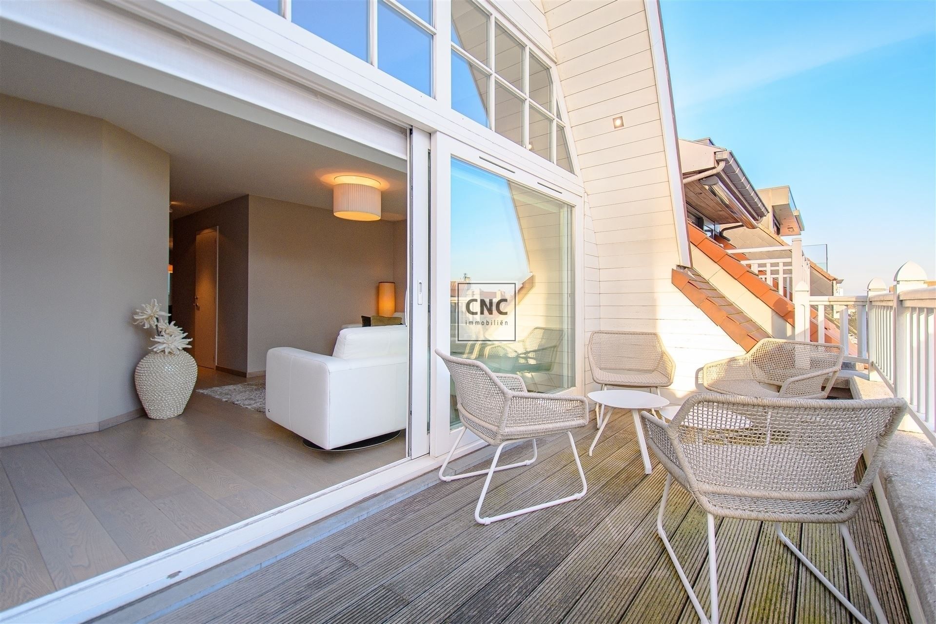 Prachtig afgewerkt en lichtrijk duplex-appartement in het hart van Knokke, gelegen aan de zonnekant van de Zoutelaan, vlakbij de Lippenslaan. foto 3