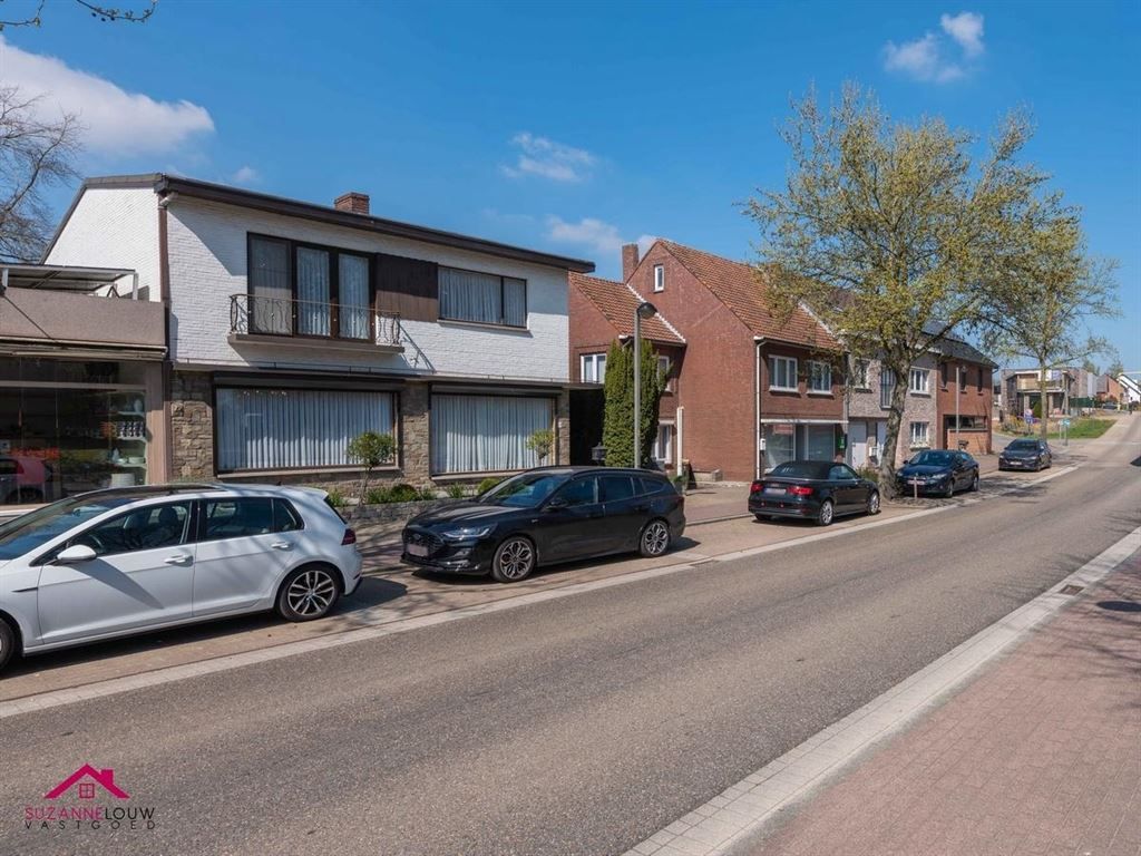 Half vrijstaande woning met garage foto 2