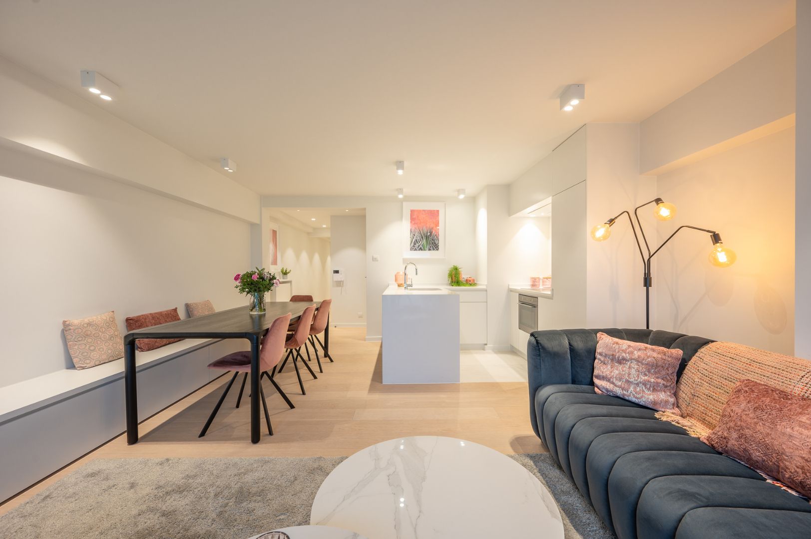 Modern vernieuwd appartement met frontaal zeezicht in Duinbergen foto 4